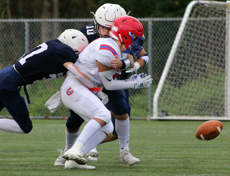 MARIO BARTEL/THE TRI-CITY NEWS
Centennial Centaurs receiver Diego Suarez can't squeeze a pass under pressure from a pair of Notre Dame defenders in the first quarter of their BC Secondary Schools Football Association junior varisty quarter-final, Thursday at the Burnaby Lake Sports Complex West. The Jugglers won, 28-7.