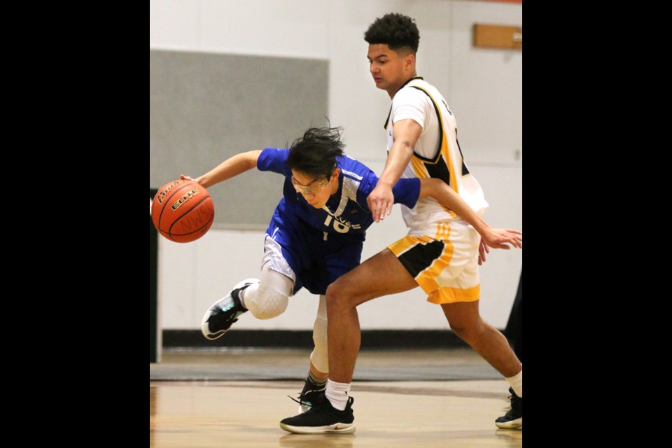 MARIO BARTEL/THE TRI-CITY NEWS
Pinetree Timberwolves guard Greg Lim drives hard around a Hugh Boyd defender in the first half of their opening round game at the annual Big Ticket basketball tournament, Monday at New Westminster secondary school. Pinetree won, 78-72.
