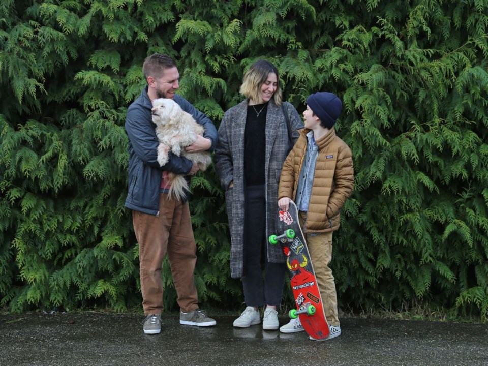 鶹ýӳ founder Bob Kronbauer with dog Frankie, his wife Kate and son Arlo at their new