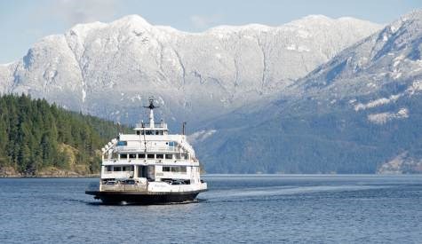 Bowen Queen against mountain backdrop.