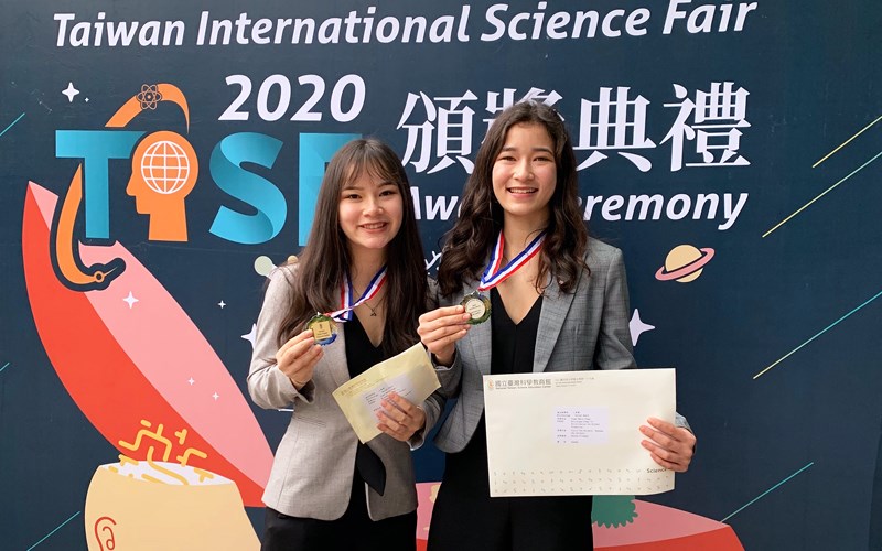 Claire and Vanessa Scrimini, science fair