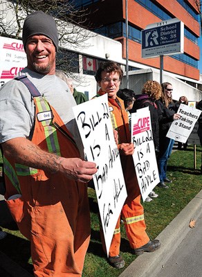 CUPE joined RTA members in front of School District offices to show their support at a lunchtime rally.