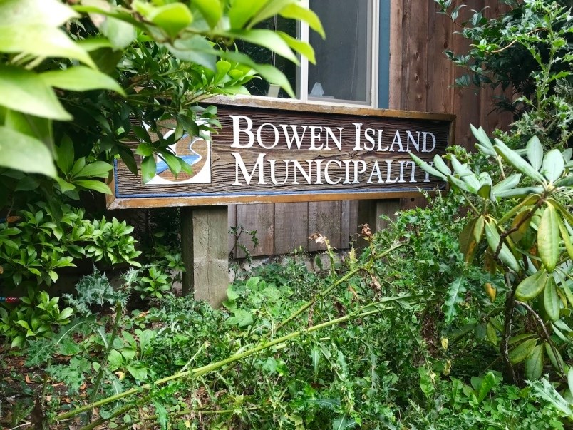 Municipality sign surrounded by greenery