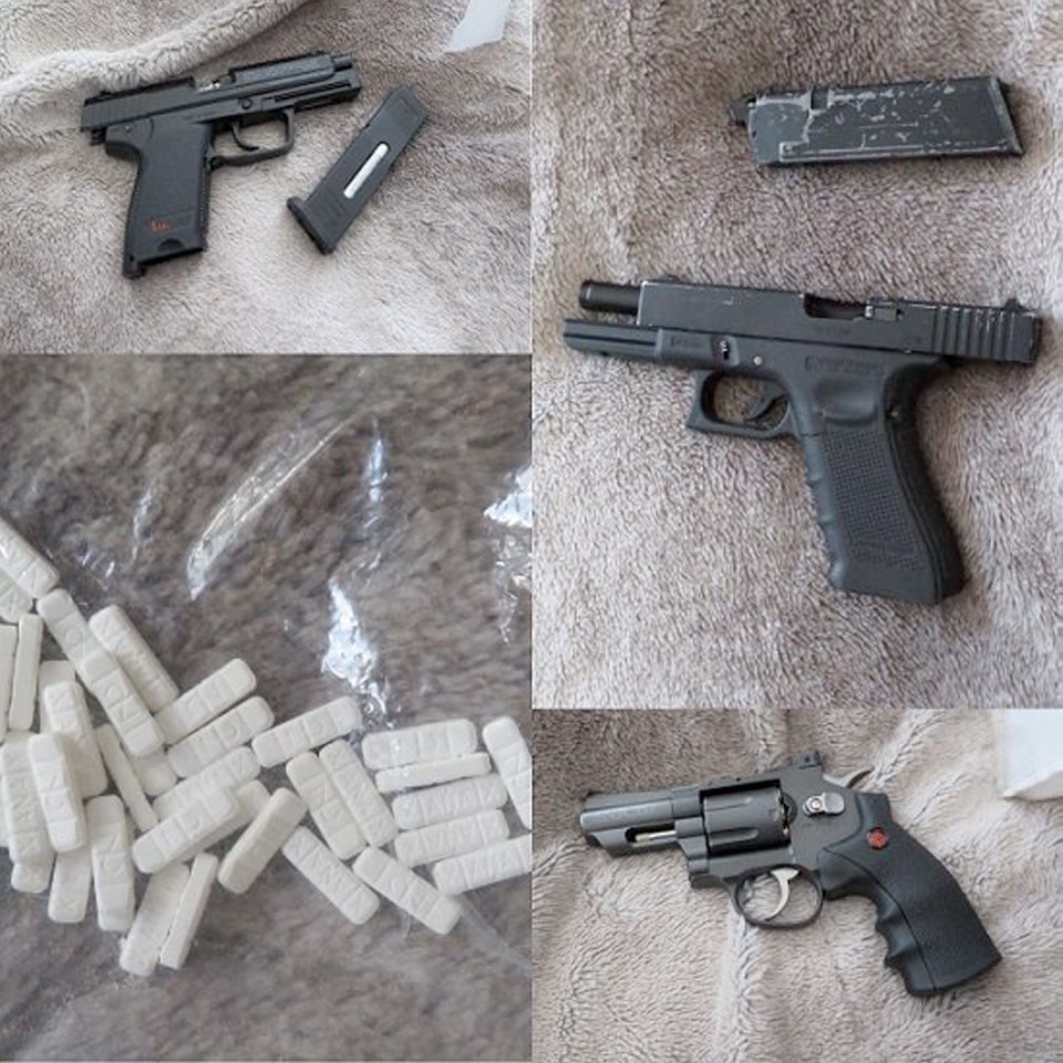 guns drugs 0401015165.jpg