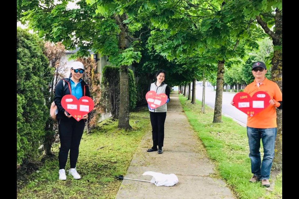 James Wu(far right) and other volunteers welcome more people to support their "May 20" initiative. Nono Shen photo