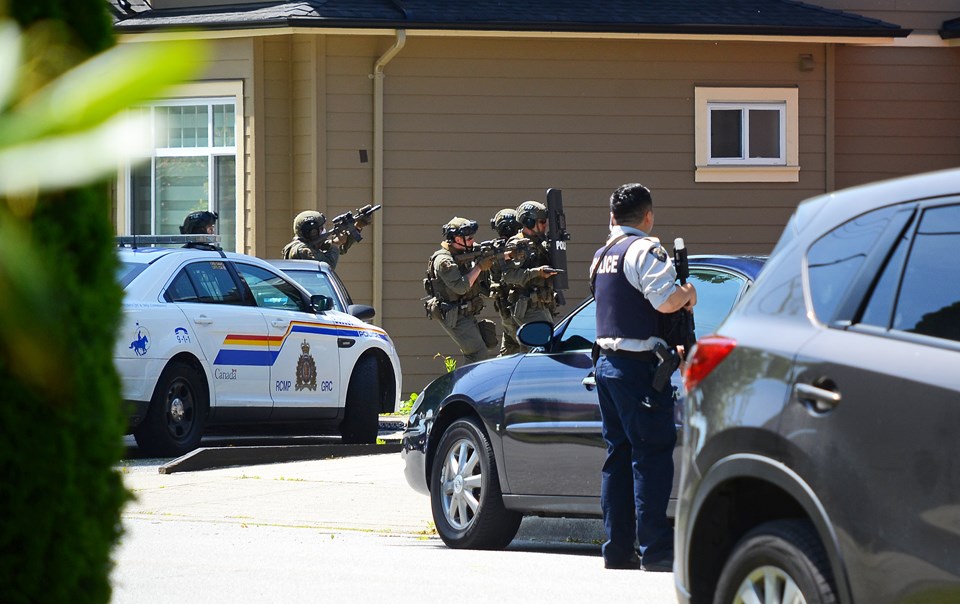 Tense police standoff in Burnaby yields no arrests, suspects_0