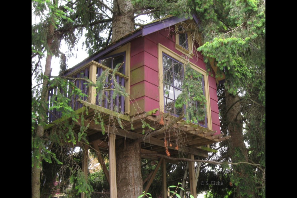 Treehouse at the corner of Garry Street and No.1 Road. Photo: © S. Eiche