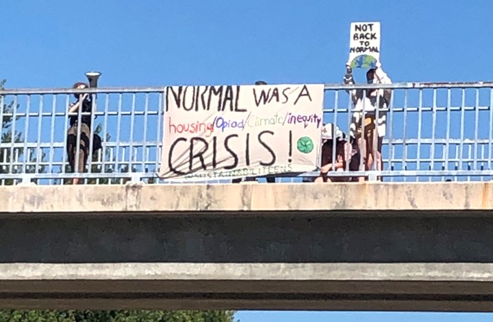 Sustainabiliteens banner burnaby overpass