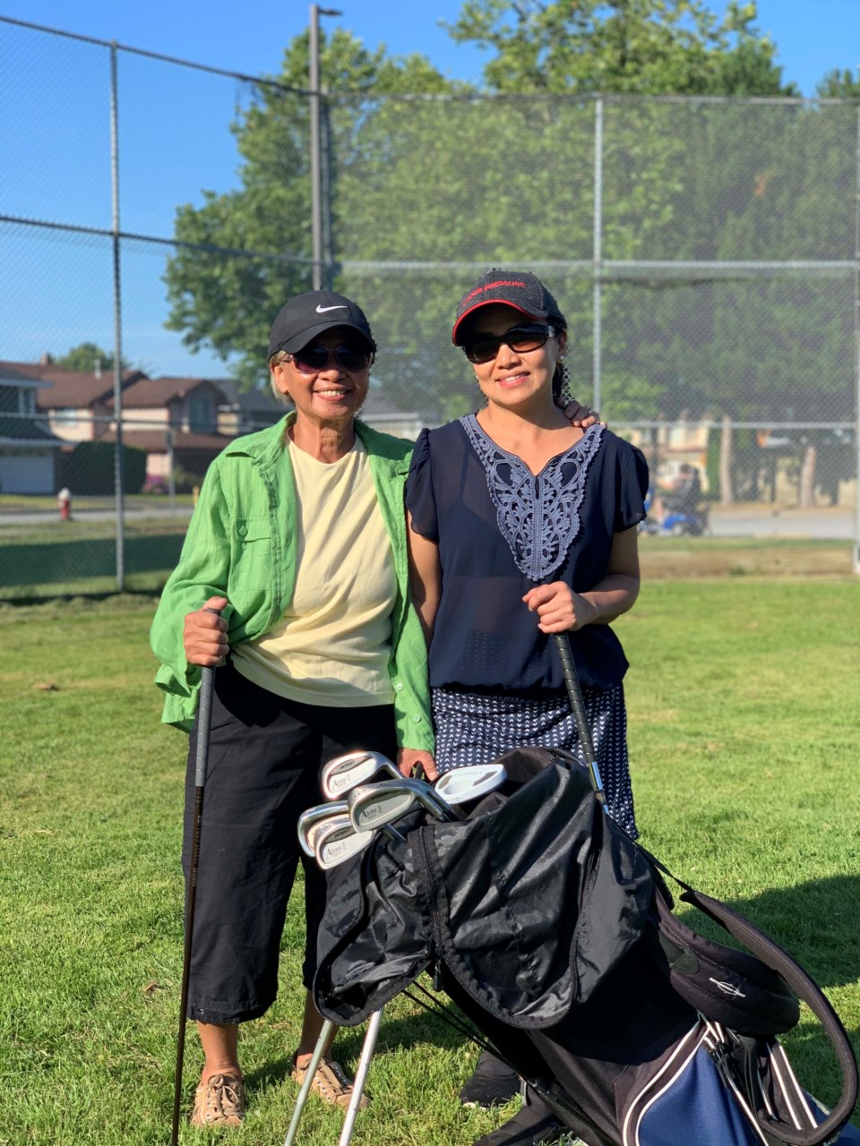 Richmond golf coach urges beginners, women to take a swing at it_5