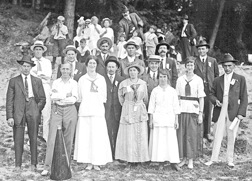 Summer picnickers on Bowen Island in the Union Steamship Company era.