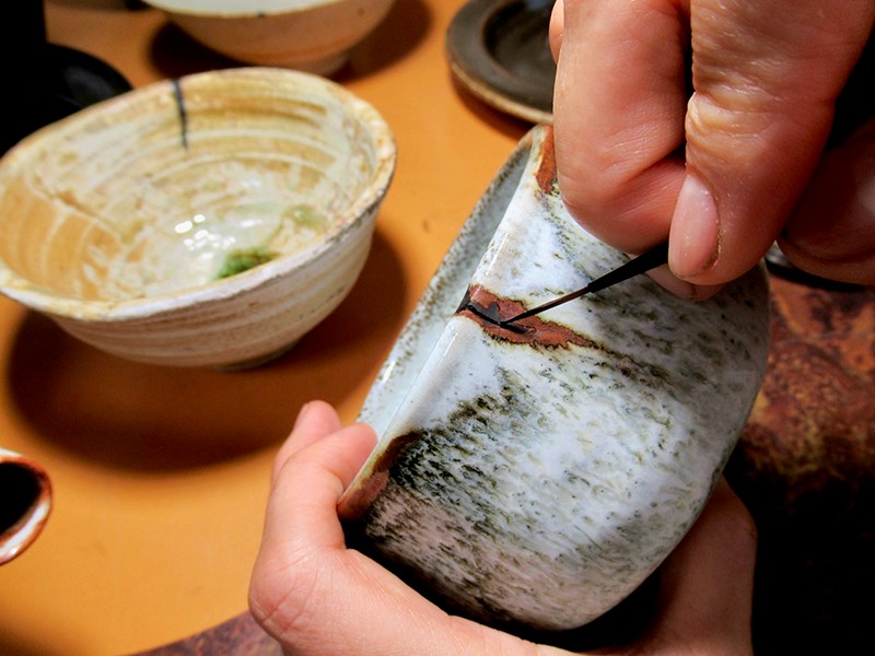 What Is Kintsugi Pottery? The Japanese Art Of Fixing Broken Pottery - Wheel  & Clay