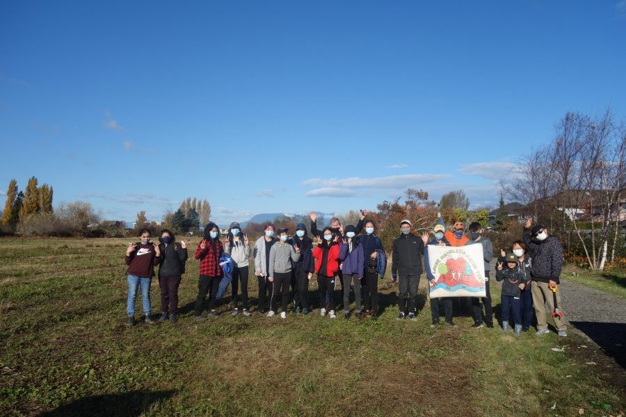 Richmondites partner with charity pull invasive plants in Terra Nova Park _0