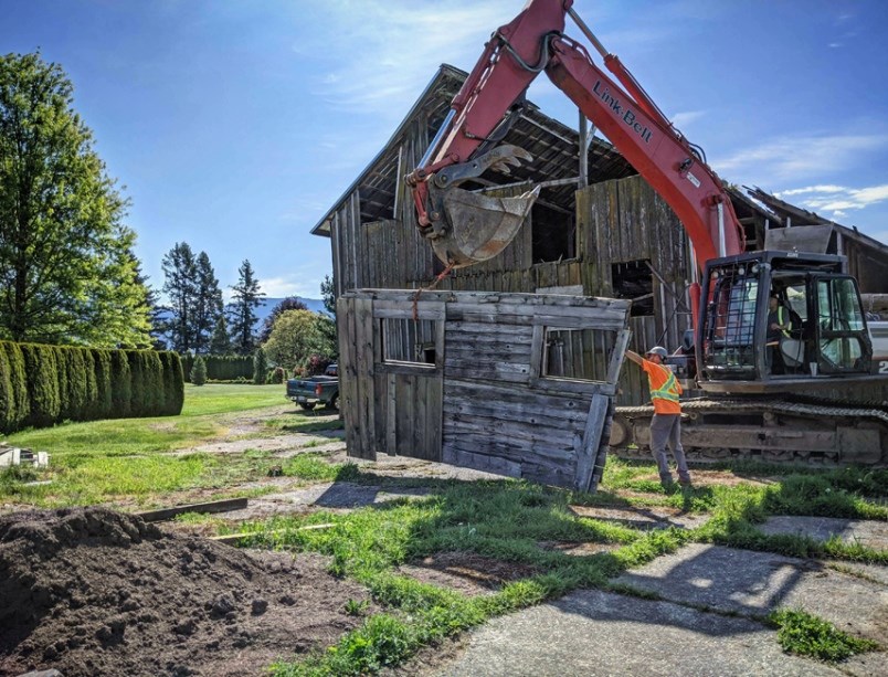 Unbuilder crew dismantles an old house. | Unbuilders
