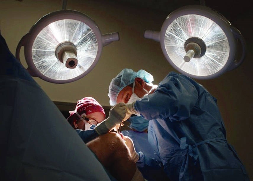 Surgeons remove a cyst from a male patient’s knee at the Cambie Surgery Centre, in Vancouver in August 2016. DARRYL DYCK, THE CANADIAN PRESS