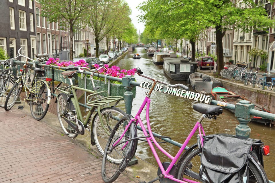 TC_115231_web_21-netherlands-amsterdam-canal-bicycles-dab.jpg