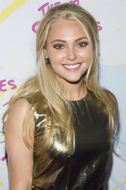 AnnaSophia Robb shines as a new, teenage Carrie in the CW's 'Sex and the  City' prequel - Victoria Times Colonist