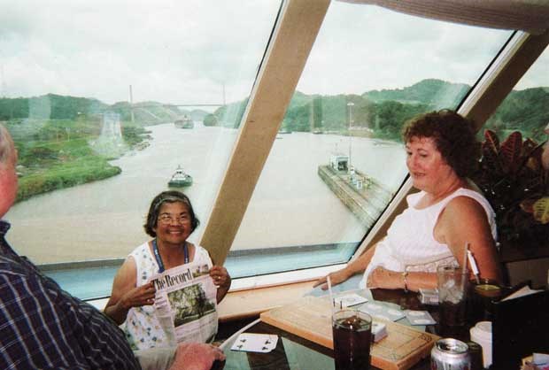 Adventure at sea: Florence Ustare took her Record on a trip with husband Augusto on the Island Princess cruise ship, crossing the Panama Canal.