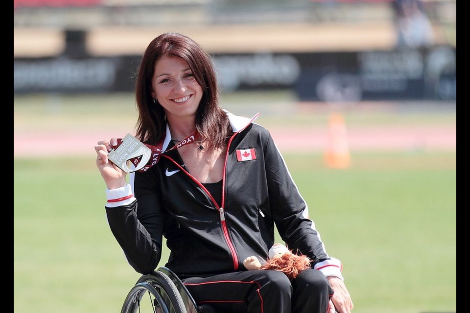 Canada's Michelle Stilwell won the 800m T52 title in a world-record time at the IPC Athletics World Championships in Lyon, France.