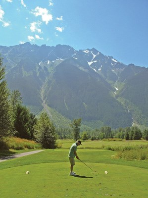 The fourth hole, at 600 yards from the back tees, is lined by thick fescue and split by a creek. The photo below shows the first tee at Big Sky.