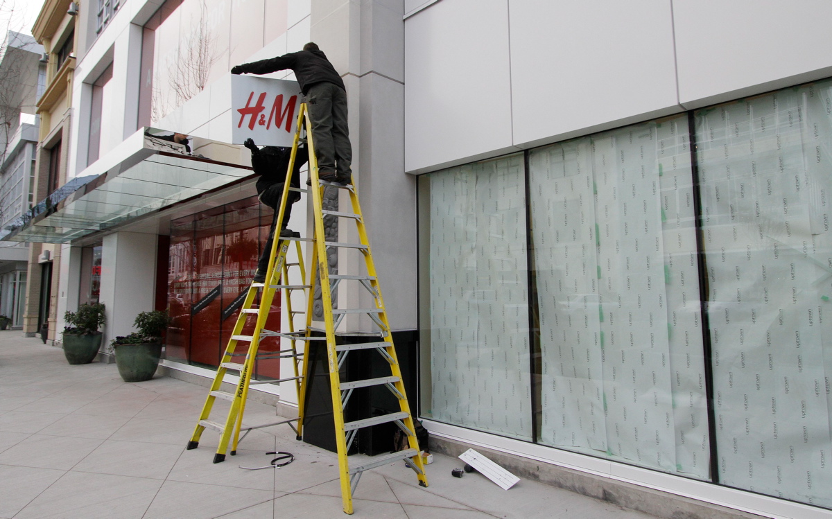 H&m hours uptown deals