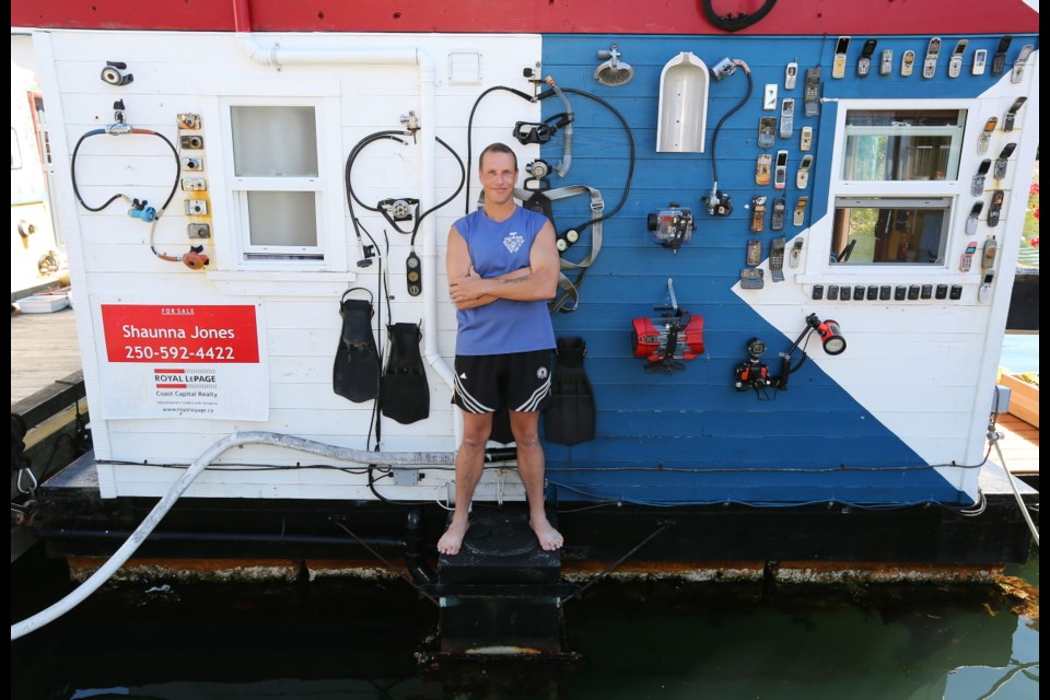 Adam Coolidge (a commercial diver) has been decorating the front of his houseboat at Fishermen's Wharf with cellphones and pagers found underneath Fishermen's Wharf.