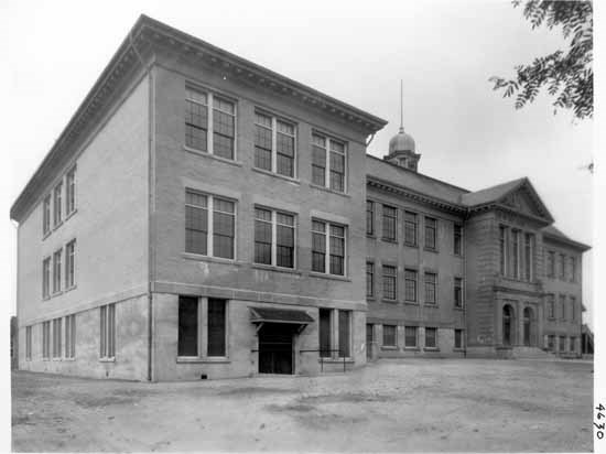 View of Sir William Van Horne School at 5835 Ontario St. in 1927. VPL Accession Number: 4630