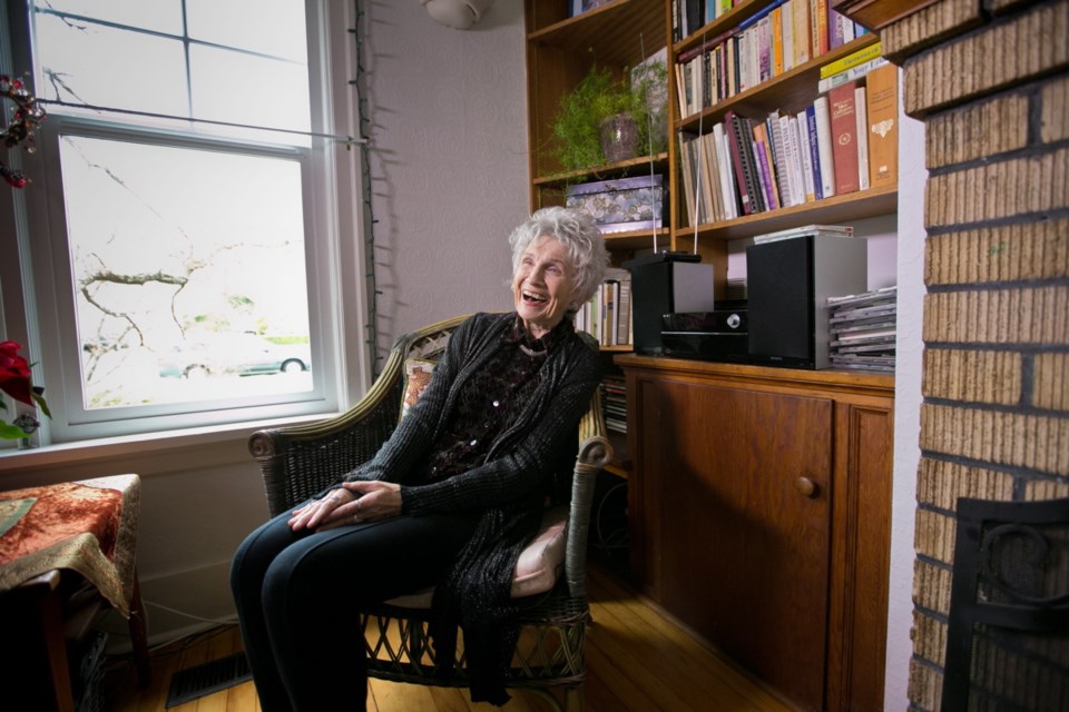 Alice Munro at her daughter&Otilde;s home in Victoria in 2013.