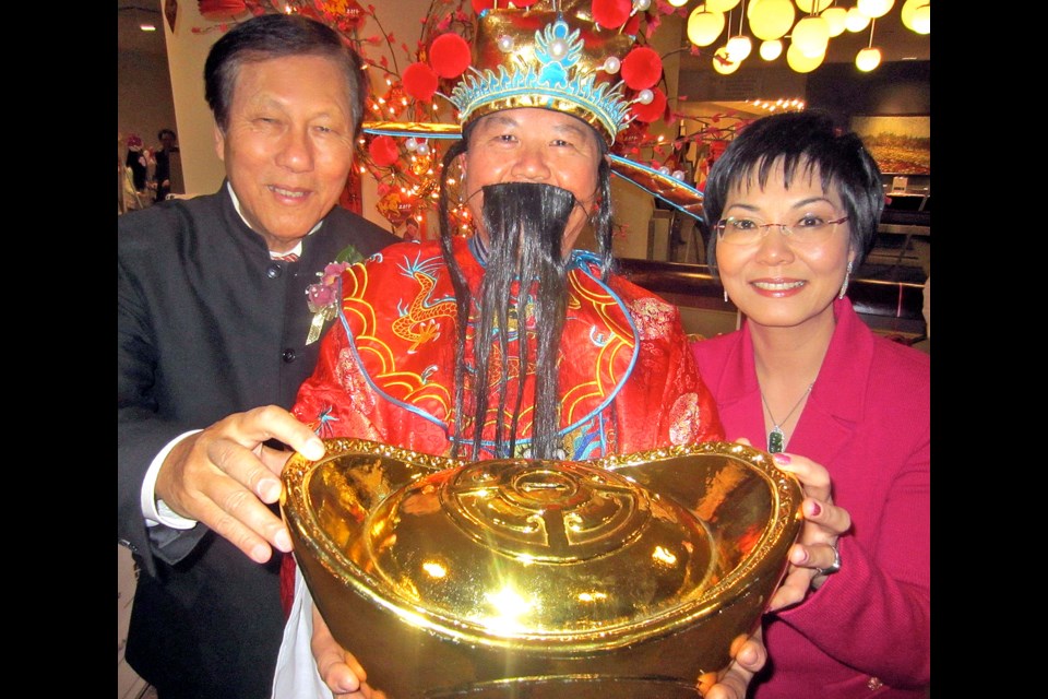 Thanking the God of Fortune (Richard Cheung), Honorary chair Sing Lim Yeo and chair Margaret Chiu saw more than half a million dollars raised for equipment at Mount Saint Joseph Hospital.
