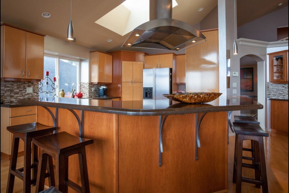 Because of a broad kitchen counter with stools on the view side, the owners decided they didn&Otilde;t need a kitchen table.