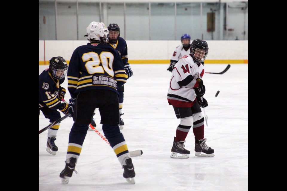03-02-2014
(white) Burnaby Peewee c1 against Richmond.
photo Jason Lang