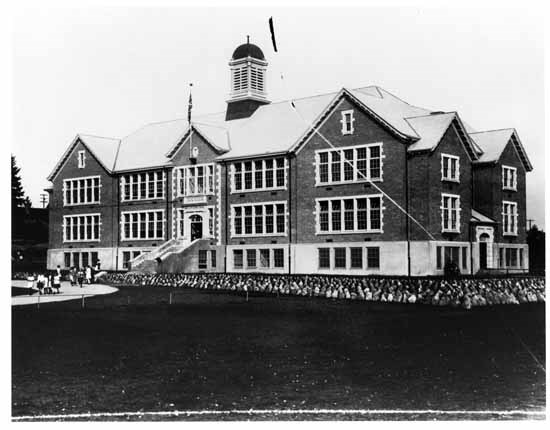 View of David Lloyd George School in 1919. Photographer/Studio: Frank, Leonard. VPL accession no. 5418