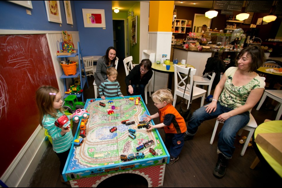 Clockwise from bottom left, three-year-old Mila Dosil, two-year-old Parker Montgomery, Michele Montgomery, Kathie Sager, three-year-old Reide Johnson and Ayala Johnson hang out at CrumsbyÕs Cupcake Caf, which has carved a niche out of catering to young families.
