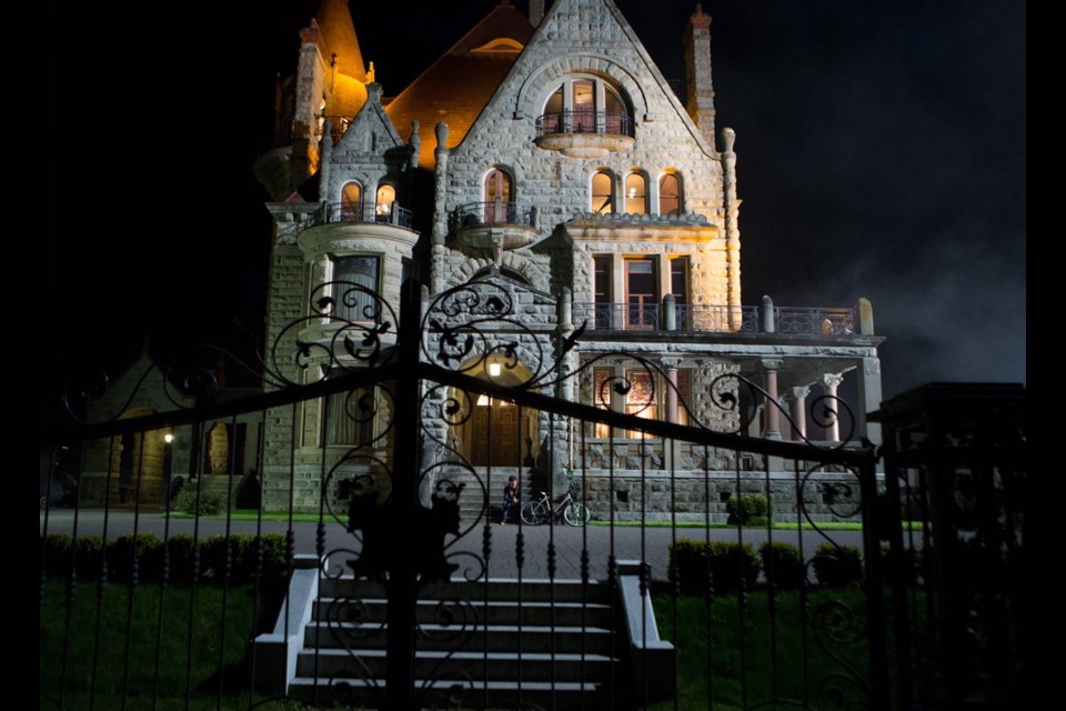 Victoria&Otilde;s Craigdarroch Castle is used as Shadowmire, a haunted mountaintop mansion, in the Spooksville TV series.
