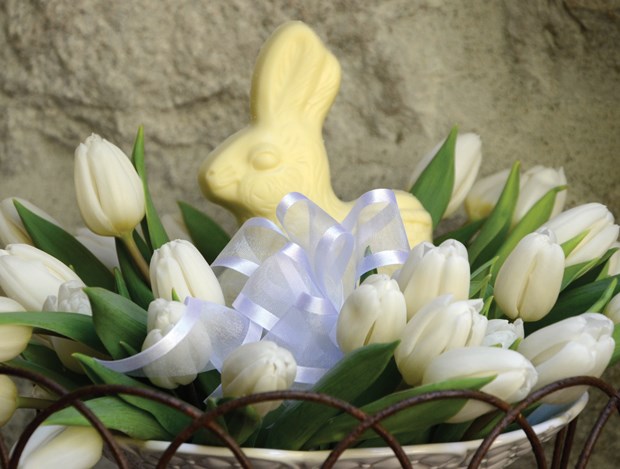 Set a thematic Easter table