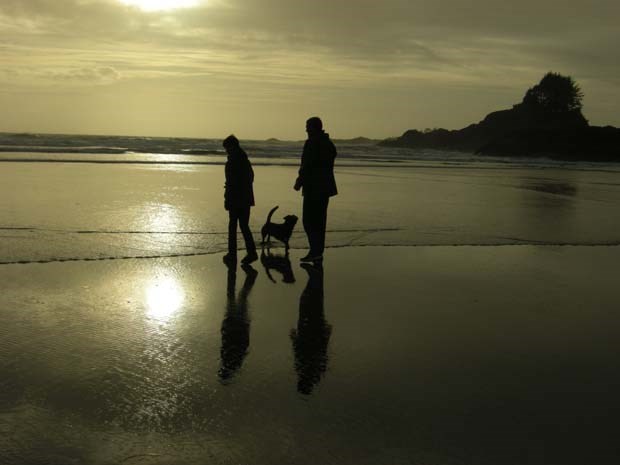A stroll at sunset along Cox Bay, Tofino