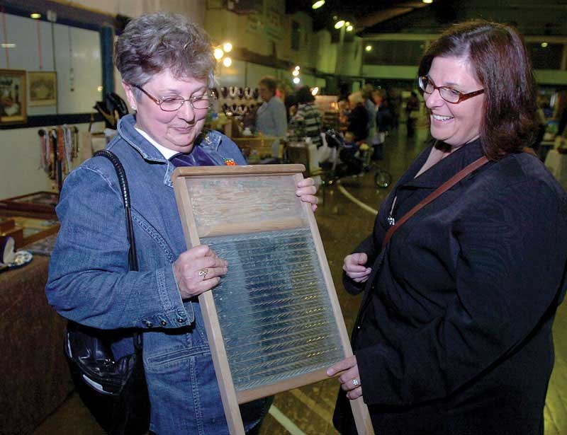 Linda Wood, left, and her daughter Susan Wood, check out Linda's new antique washboard.