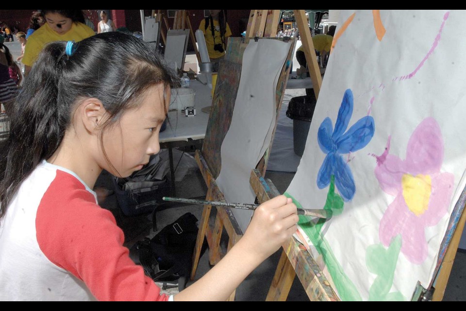Rei Ge, 9, paints a picture.