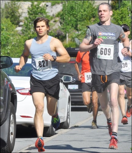 Ƶappresident Silas Wiefelspuett (left) jockeys for position during the SOTF trail race on Saturday (May 31).