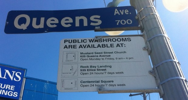 A street sign offers advice about public toilets.