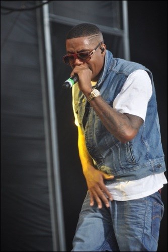 Nas rocks the stage