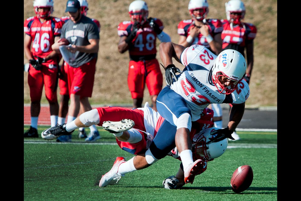 082514 - Burnaby, BC
Chung Chow photo
Simon Fraser University Football - scripted scrimmage game
#23 Lemar Durant fumbling a pass during scripted play
