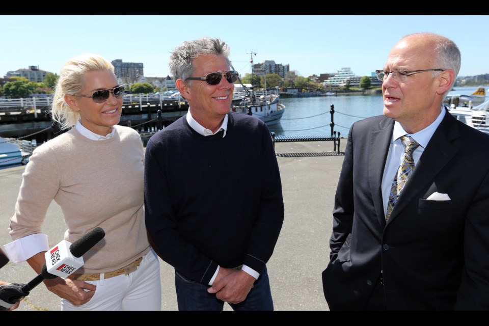 David Foster and wife Yolanda Hadid, with then-Victoria-mayor Dean Fortin at the announcement of David Foster Pathway in 2013.