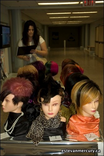 Tara Eskra judges the mannequins prepared by students at the 鶹ýAVeast Regional college.