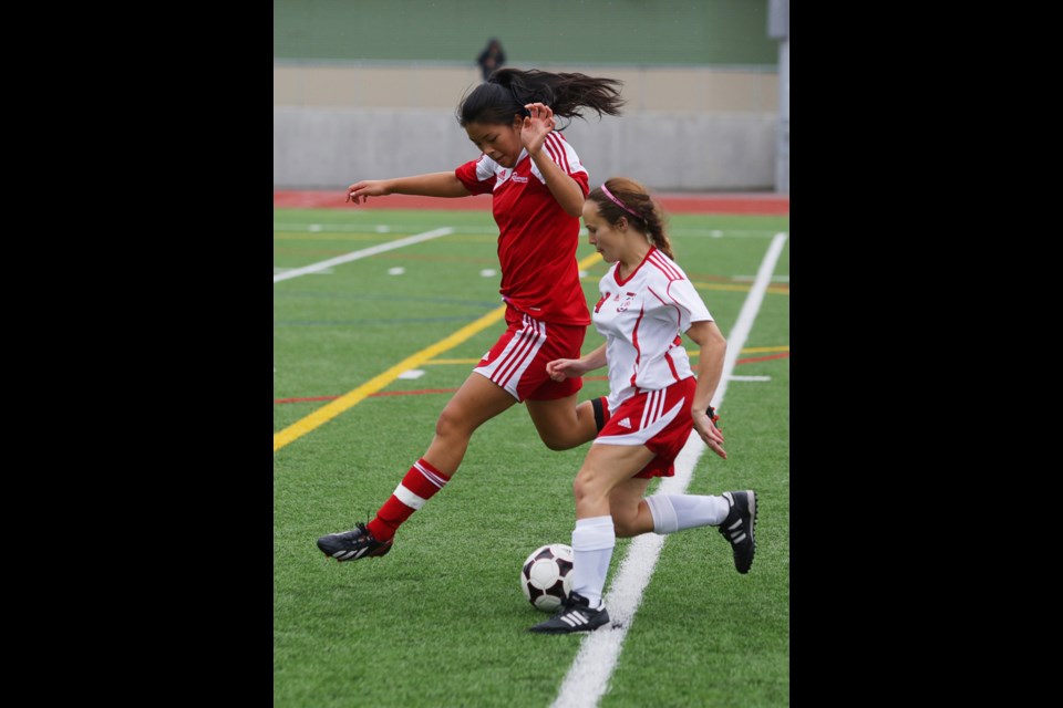 10-10-14
Burnaby Girls Blizzard u18 (in white) A team took on the Richmond Reds Sun at the Burnaby Central turf field on Sunday. Game was tied when I left.
Photo: Lisa King