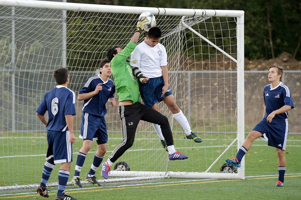 10-25-14
Burnaby Selects Royals vs Richmond United in Metro Selects u-18A div soccer at Burnaby Lakes Sports Complex.
Photo: Jennifer Gauthier
