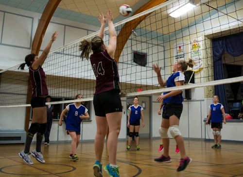 Alameda&#8217;s power hitter swings through as Arcola sets a block.