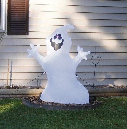 The weather has been boo-tiful for decorating yards.