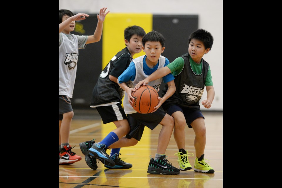 11-08-14
South Burnaby metro club Lakers vs the Wolves in u-11 basketball at Burnaby South Secondary.
Photo: Jennifer Gauthier