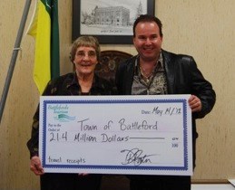 Tourism generates $21.4 million in economic activity in the Battlefords annually. It&#8217;s a figure that was celebrated during Tourism Week in the Battlefords this week. To symbolize the importance of the industry to the local economy Jane Shury of Battlefords Tourism presents a cheque to Mayor Chris Odishaw of Battleford.