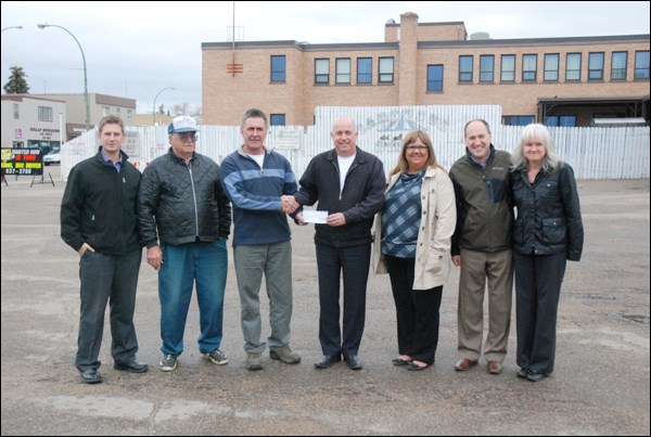 The Battlefords and District Farmers&#8217; Market is the latest in the long series of donors that have come forward for the Credit Union CUPlex. They ended up with a surplus left over from last year, so the non-profit co-operative decided to make a donation of $700. The donation is being made as the Farmers&#8217; Market gets ready for another season of operations starting May 12 at 8:30 a.m. at the corner of 100th Street and 12th Avenue, with plans to stay open outdoors until September before moving for the last three months indoors at Territorial Place Mall. Participating in the cheque presentation May 2 were David Schell from the CUPlex fundraising committee, farmers&#8217; market director John Trach, farmers&#8217; market president Rik Meere, and Rob Rongve, Leah Milton, Heath Gabruch and Kathy McNinch from the fundraising committee.